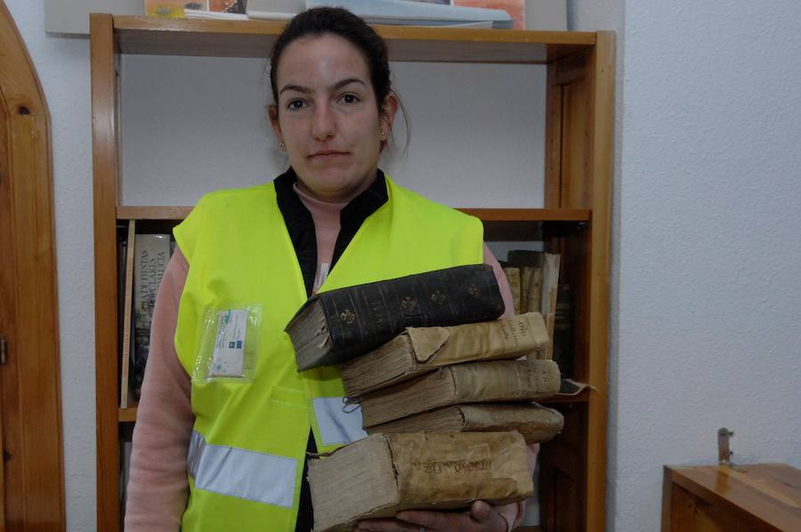 Imagen principal - La familia de Niceto Alcalá-Zamora dona 8.000 obras a la biblioteca de Alpujarra de la Sierra