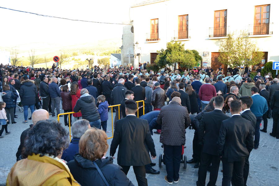 El Viernes de Dolores, la imagen de la Patrona de Alhama realizó su recorrido habitual hasta el Barrio de la Joya acompañada por centenares de alhameños y devotos de esta Virgen procedentes de otros puntos de Granada.