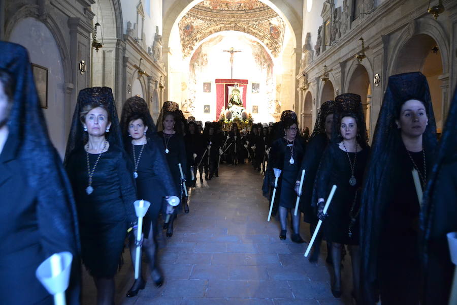 El Viernes de Dolores, la imagen de la Patrona de Alhama realizó su recorrido habitual hasta el Barrio de la Joya acompañada por centenares de alhameños y devotos de esta Virgen procedentes de otros puntos de Granada.