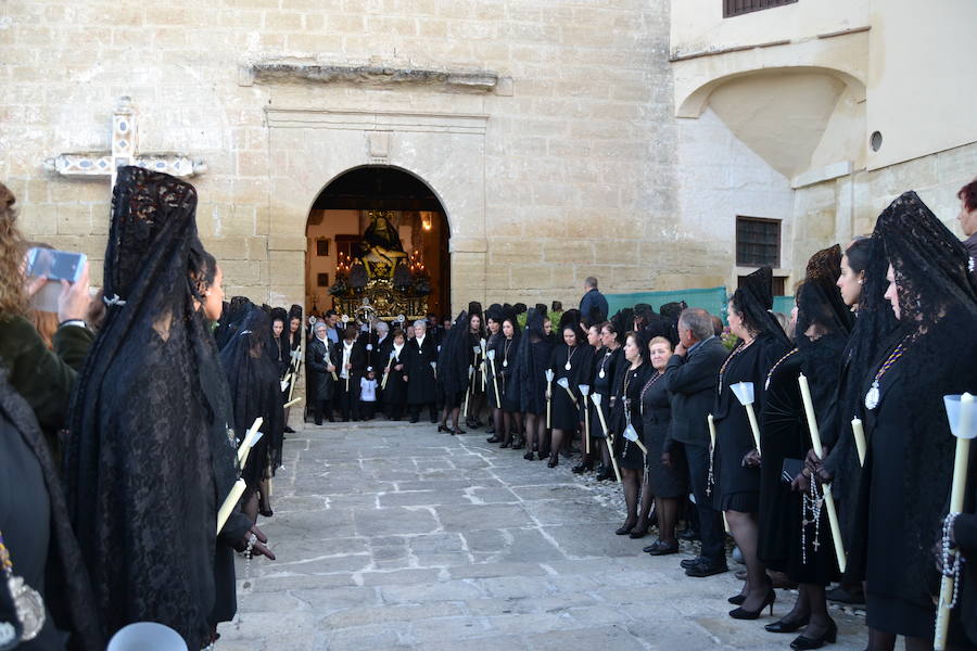 El Viernes de Dolores, la imagen de la Patrona de Alhama realizó su recorrido habitual hasta el Barrio de la Joya acompañada por centenares de alhameños y devotos de esta Virgen procedentes de otros puntos de Granada.