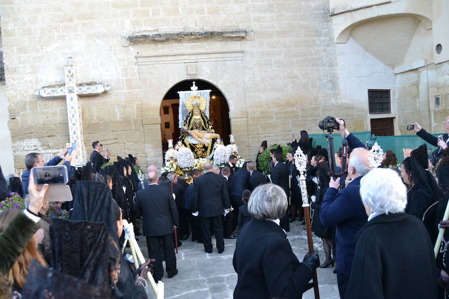 El Viernes de Dolores, la imagen de la Patrona de Alhama realizó su recorrido habitual hasta el Barrio de la Joya acompañada por centenares de alhameños y devotos de esta Virgen procedentes de otros puntos de Granada.