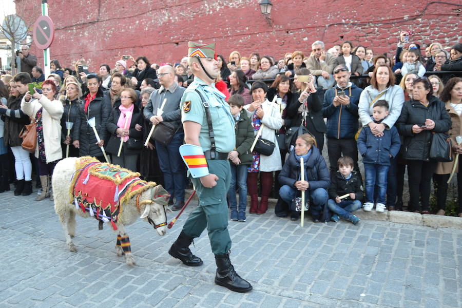 El Viernes de Dolores, la imagen de la Patrona de Alhama realizó su recorrido habitual hasta el Barrio de la Joya acompañada por centenares de alhameños y devotos de esta Virgen procedentes de otros puntos de Granada.