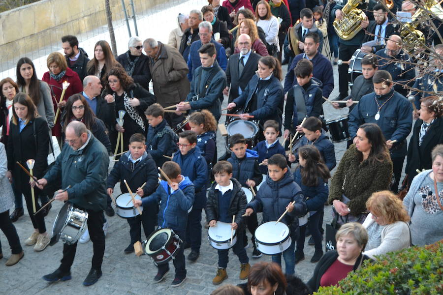 El Viernes de Dolores, la imagen de la Patrona de Alhama realizó su recorrido habitual hasta el Barrio de la Joya acompañada por centenares de alhameños y devotos de esta Virgen procedentes de otros puntos de Granada.