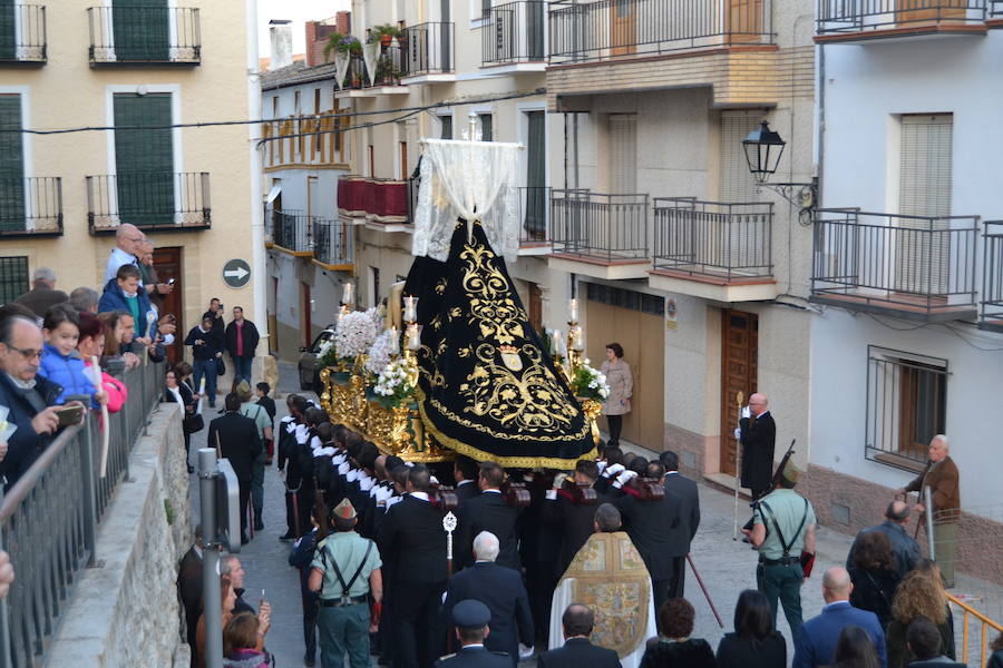 El Viernes de Dolores, la imagen de la Patrona de Alhama realizó su recorrido habitual hasta el Barrio de la Joya acompañada por centenares de alhameños y devotos de esta Virgen procedentes de otros puntos de Granada.