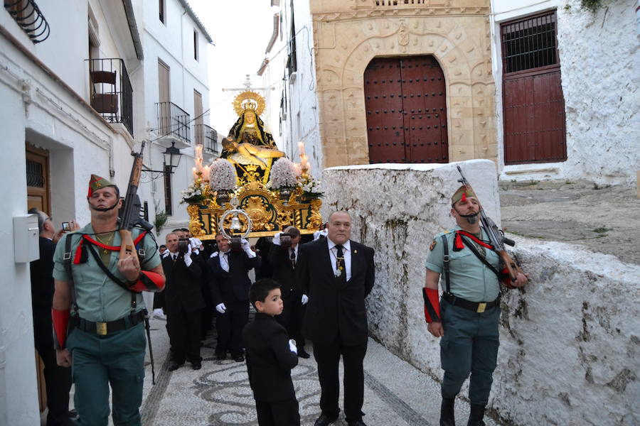 El Viernes de Dolores, la imagen de la Patrona de Alhama realizó su recorrido habitual hasta el Barrio de la Joya acompañada por centenares de alhameños y devotos de esta Virgen procedentes de otros puntos de Granada.