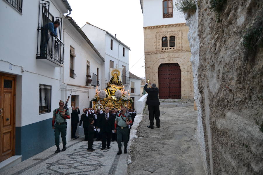 El Viernes de Dolores, la imagen de la Patrona de Alhama realizó su recorrido habitual hasta el Barrio de la Joya acompañada por centenares de alhameños y devotos de esta Virgen procedentes de otros puntos de Granada.