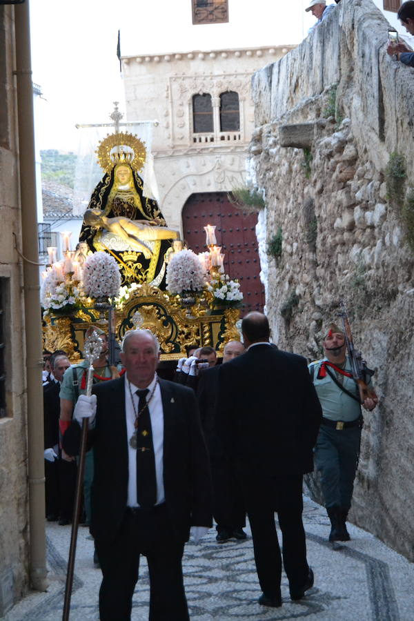 El Viernes de Dolores, la imagen de la Patrona de Alhama realizó su recorrido habitual hasta el Barrio de la Joya acompañada por centenares de alhameños y devotos de esta Virgen procedentes de otros puntos de Granada.