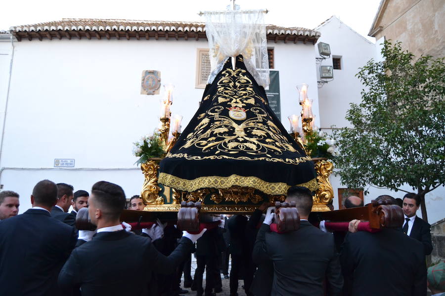 El Viernes de Dolores, la imagen de la Patrona de Alhama realizó su recorrido habitual hasta el Barrio de la Joya acompañada por centenares de alhameños y devotos de esta Virgen procedentes de otros puntos de Granada.