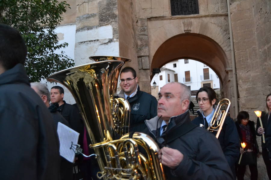 El Viernes de Dolores, la imagen de la Patrona de Alhama realizó su recorrido habitual hasta el Barrio de la Joya acompañada por centenares de alhameños y devotos de esta Virgen procedentes de otros puntos de Granada.