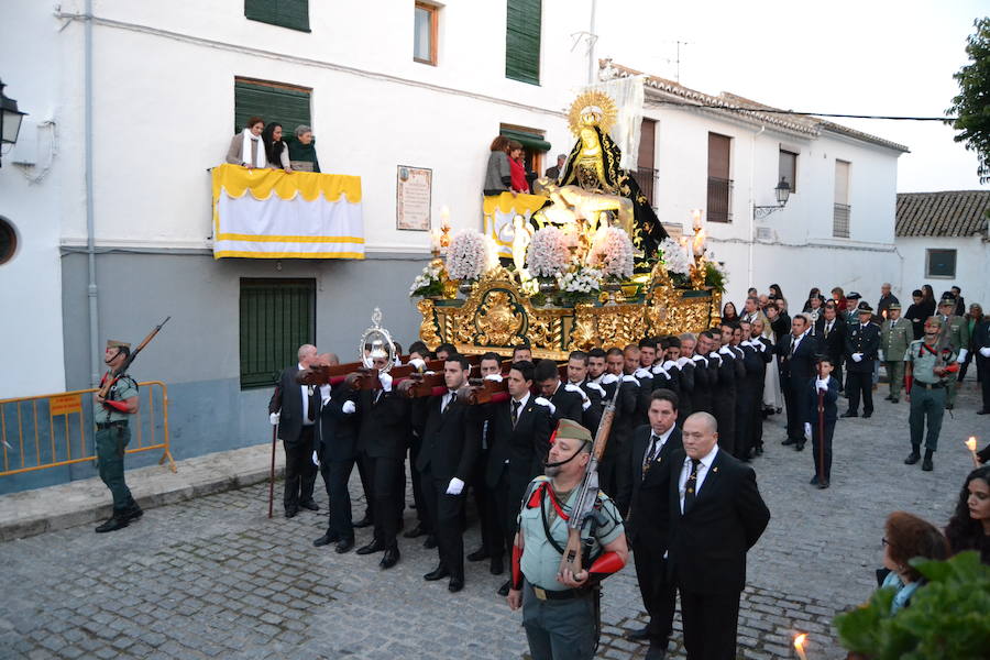 El Viernes de Dolores, la imagen de la Patrona de Alhama realizó su recorrido habitual hasta el Barrio de la Joya acompañada por centenares de alhameños y devotos de esta Virgen procedentes de otros puntos de Granada.