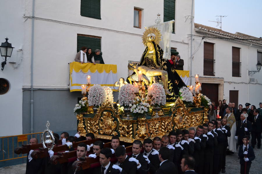 El Viernes de Dolores, la imagen de la Patrona de Alhama realizó su recorrido habitual hasta el Barrio de la Joya acompañada por centenares de alhameños y devotos de esta Virgen procedentes de otros puntos de Granada.