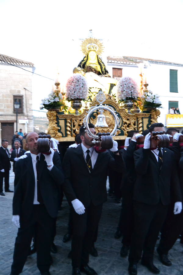 El Viernes de Dolores, la imagen de la Patrona de Alhama realizó su recorrido habitual hasta el Barrio de la Joya acompañada por centenares de alhameños y devotos de esta Virgen procedentes de otros puntos de Granada.