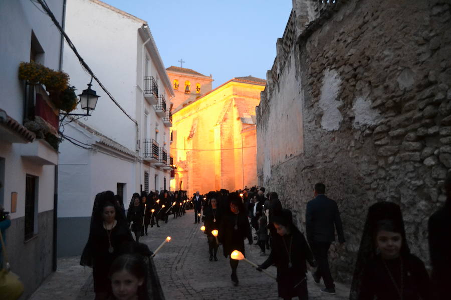 El Viernes de Dolores, la imagen de la Patrona de Alhama realizó su recorrido habitual hasta el Barrio de la Joya acompañada por centenares de alhameños y devotos de esta Virgen procedentes de otros puntos de Granada.