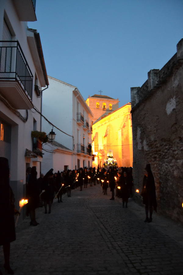 El Viernes de Dolores, la imagen de la Patrona de Alhama realizó su recorrido habitual hasta el Barrio de la Joya acompañada por centenares de alhameños y devotos de esta Virgen procedentes de otros puntos de Granada.