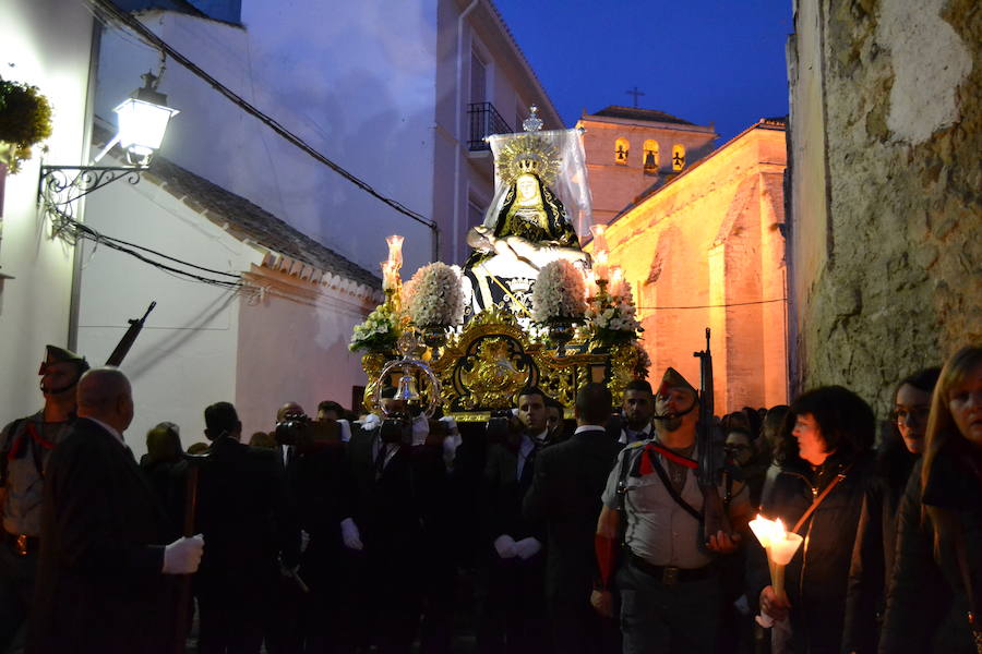 El Viernes de Dolores, la imagen de la Patrona de Alhama realizó su recorrido habitual hasta el Barrio de la Joya acompañada por centenares de alhameños y devotos de esta Virgen procedentes de otros puntos de Granada.