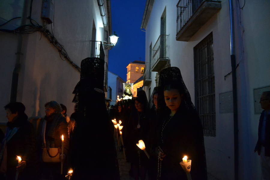 El Viernes de Dolores, la imagen de la Patrona de Alhama realizó su recorrido habitual hasta el Barrio de la Joya acompañada por centenares de alhameños y devotos de esta Virgen procedentes de otros puntos de Granada.