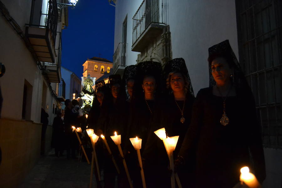 El Viernes de Dolores, la imagen de la Patrona de Alhama realizó su recorrido habitual hasta el Barrio de la Joya acompañada por centenares de alhameños y devotos de esta Virgen procedentes de otros puntos de Granada.