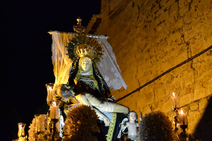 El Viernes de Dolores, la imagen de la Patrona de Alhama realizó su recorrido habitual hasta el Barrio de la Joya acompañada por centenares de alhameños y devotos de esta Virgen procedentes de otros puntos de Granada.