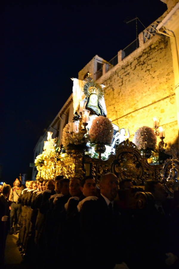 El Viernes de Dolores, la imagen de la Patrona de Alhama realizó su recorrido habitual hasta el Barrio de la Joya acompañada por centenares de alhameños y devotos de esta Virgen procedentes de otros puntos de Granada.