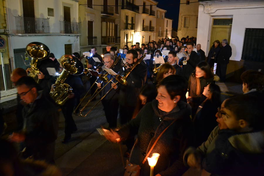 El Viernes de Dolores, la imagen de la Patrona de Alhama realizó su recorrido habitual hasta el Barrio de la Joya acompañada por centenares de alhameños y devotos de esta Virgen procedentes de otros puntos de Granada.