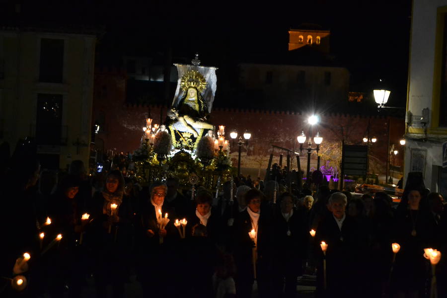 El Viernes de Dolores, la imagen de la Patrona de Alhama realizó su recorrido habitual hasta el Barrio de la Joya acompañada por centenares de alhameños y devotos de esta Virgen procedentes de otros puntos de Granada.