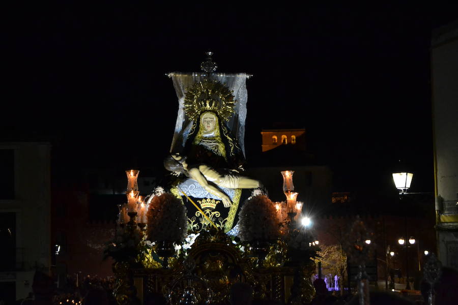 El Viernes de Dolores, la imagen de la Patrona de Alhama realizó su recorrido habitual hasta el Barrio de la Joya acompañada por centenares de alhameños y devotos de esta Virgen procedentes de otros puntos de Granada.