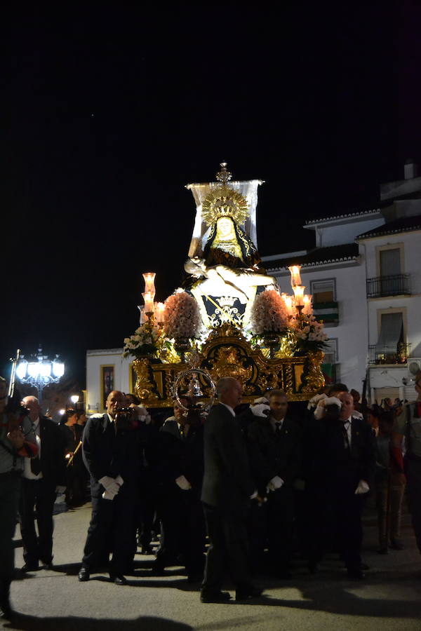 El Viernes de Dolores, la imagen de la Patrona de Alhama realizó su recorrido habitual hasta el Barrio de la Joya acompañada por centenares de alhameños y devotos de esta Virgen procedentes de otros puntos de Granada.