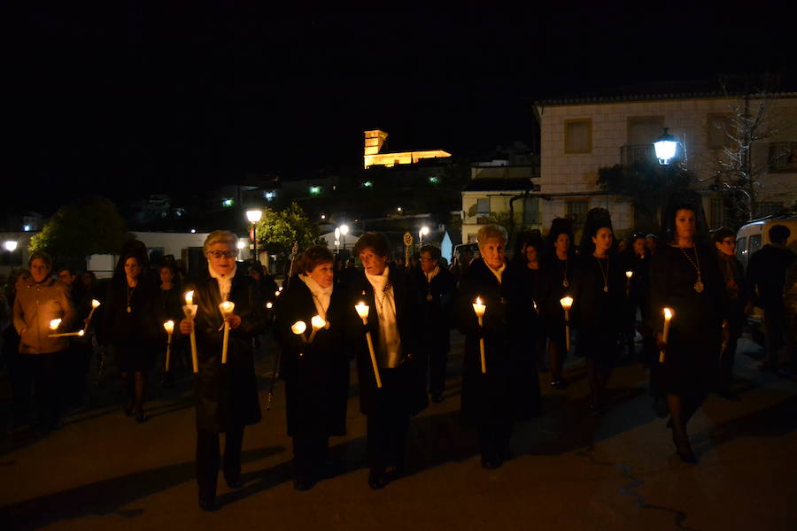 El Viernes de Dolores, la imagen de la Patrona de Alhama realizó su recorrido habitual hasta el Barrio de la Joya acompañada por centenares de alhameños y devotos de esta Virgen procedentes de otros puntos de Granada.