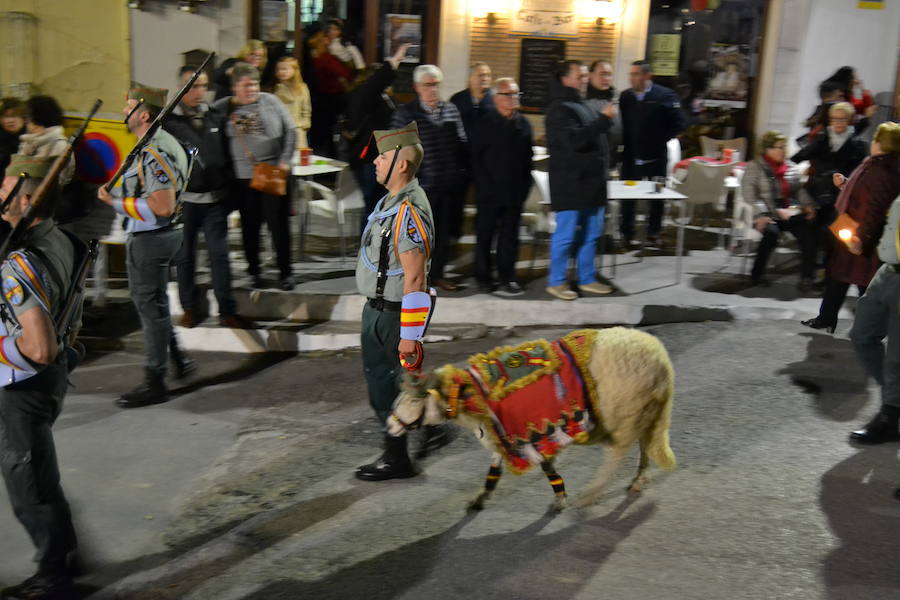 El Viernes de Dolores, la imagen de la Patrona de Alhama realizó su recorrido habitual hasta el Barrio de la Joya acompañada por centenares de alhameños y devotos de esta Virgen procedentes de otros puntos de Granada.