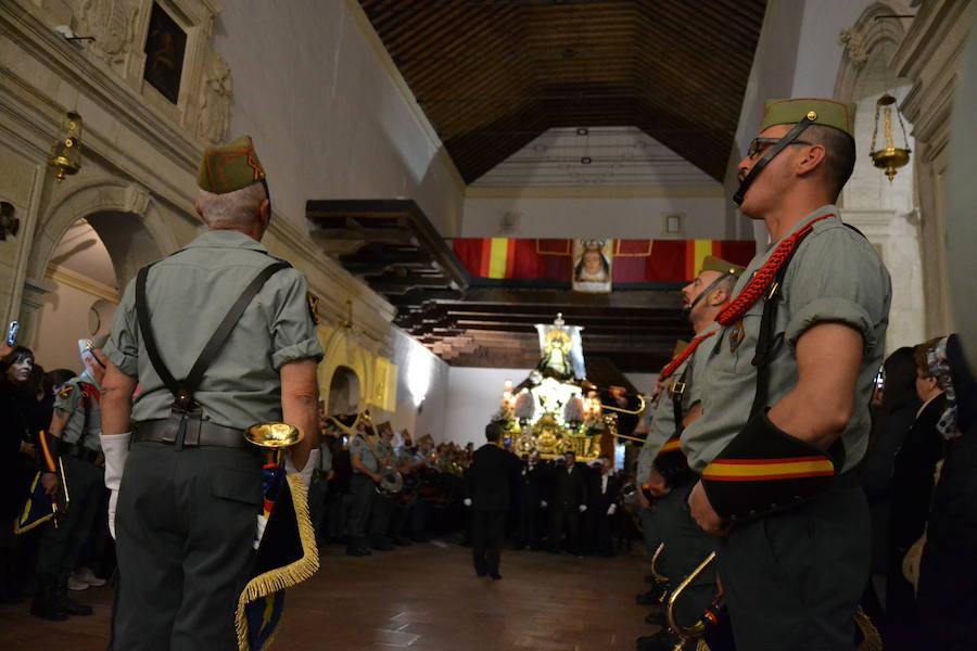 El Viernes de Dolores, la imagen de la Patrona de Alhama realizó su recorrido habitual hasta el Barrio de la Joya acompañada por centenares de alhameños y devotos de esta Virgen procedentes de otros puntos de Granada.