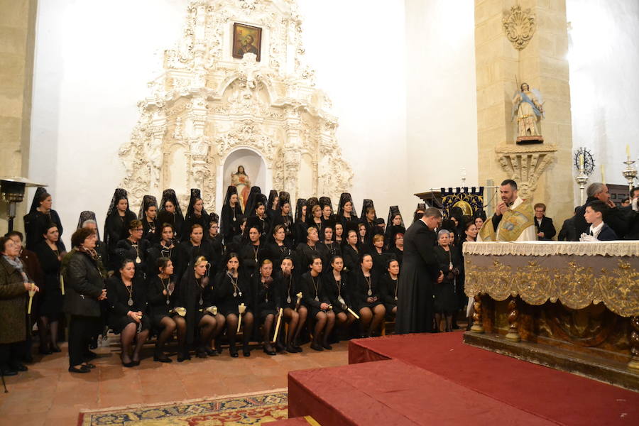 El Viernes de Dolores, la imagen de la Patrona de Alhama realizó su recorrido habitual hasta el Barrio de la Joya acompañada por centenares de alhameños y devotos de esta Virgen procedentes de otros puntos de Granada.