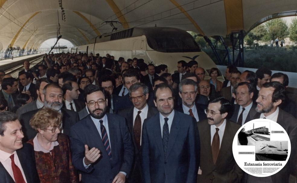 14 de abril de 1992, las autoridades del Gobierno central y la Junta de Andalucía recorren Santa Justa tras la llegada del primer AVE Madrid-Sevilla.