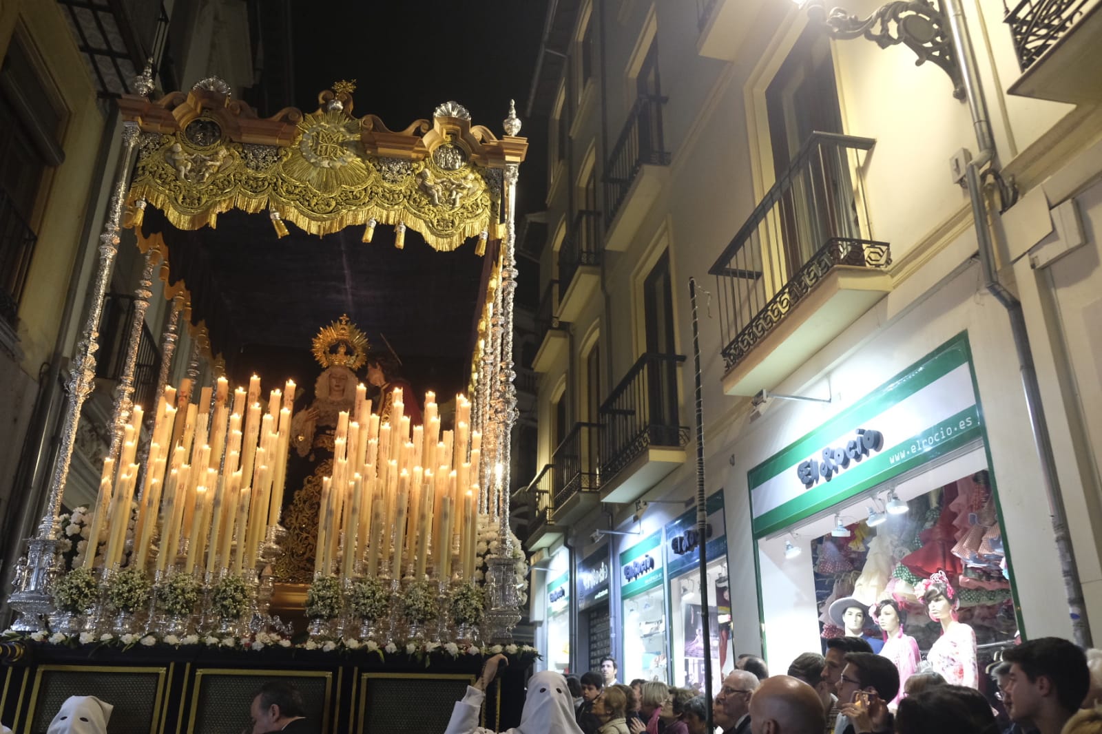 El silencio blanco acompaña a María Santísima del Dulce Nombre