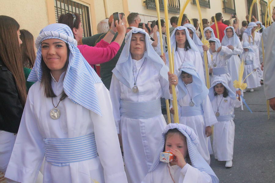 Más de 300 personas y 50 horquilleros han acompañado al primer desfile procesional de la localidad sexitana en un caluroso Domingo de Ramos