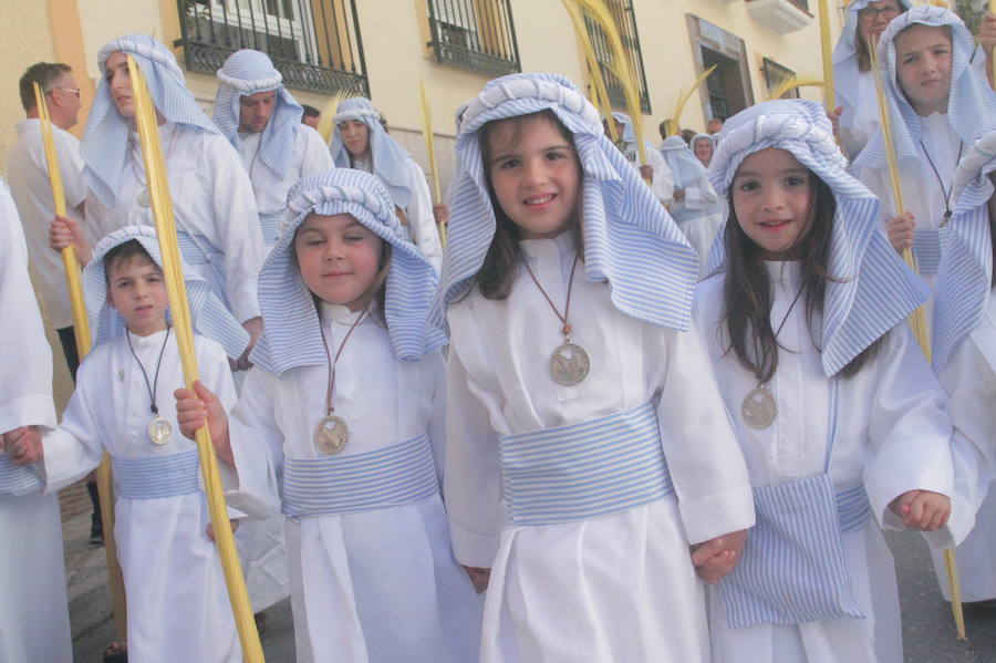 Más de 300 personas y 50 horquilleros han acompañado al primer desfile procesional de la localidad sexitana en un caluroso Domingo de Ramos