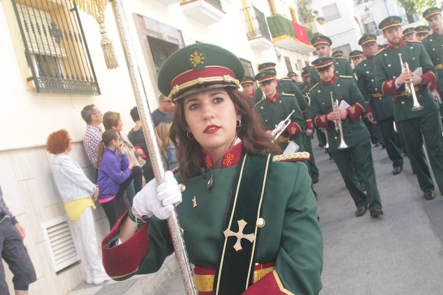 Más de 300 personas y 50 horquilleros han acompañado al primer desfile procesional de la localidad sexitana en un caluroso Domingo de Ramos