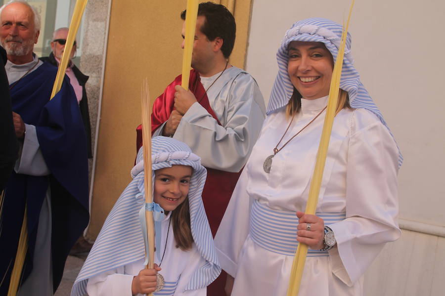 Más de 300 personas y 50 horquilleros han acompañado al primer desfile procesional de la localidad sexitana en un caluroso Domingo de Ramos