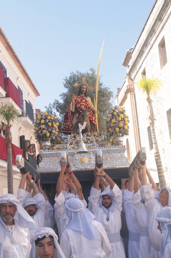 Más de 300 personas y 50 horquilleros han acompañado al primer desfile procesional de la localidad sexitana en un caluroso Domingo de Ramos