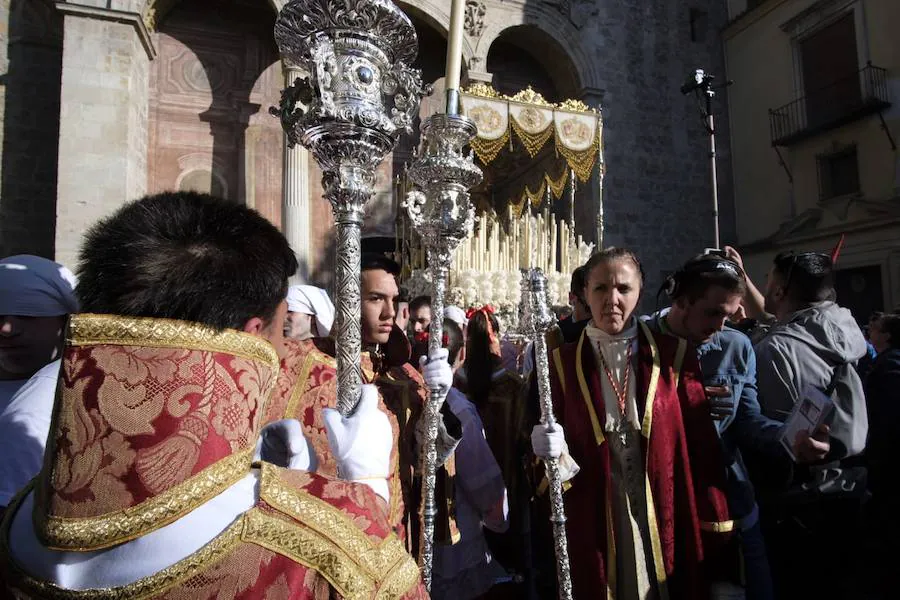 Cálido recibimiento en el Realejo a la Real Cofradía de Nazarenos de la Santa Cena Sacramental y María Santísima de la Victoria