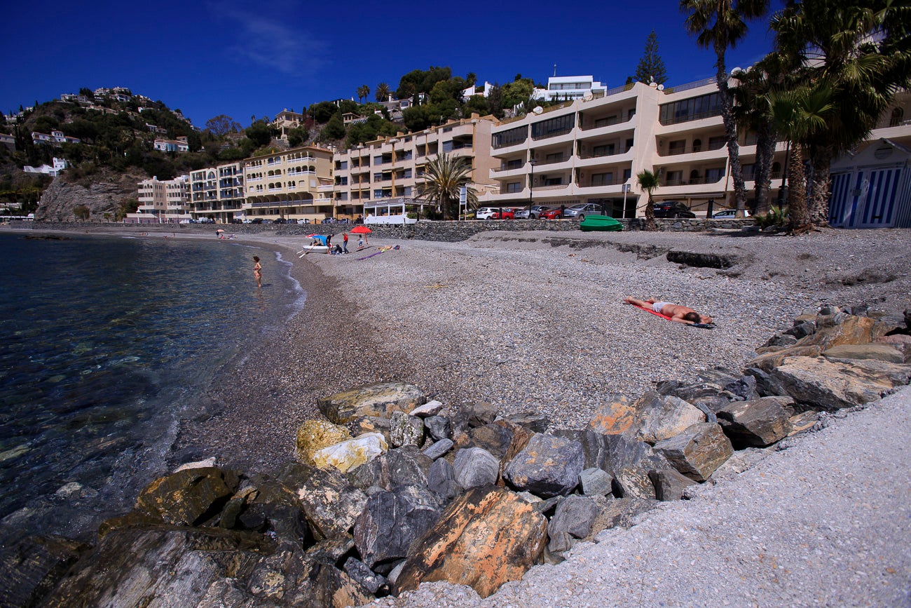 Visitamos Motril, Almuñécar, La Herradura y Castell para ver si nuestras playas están 'a punto' para una oleada de visitas