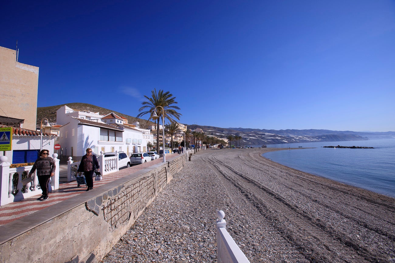 Visitamos Motril, Almuñécar, La Herradura y Castell para ver si nuestras playas están 'a punto' para una oleada de visitas
