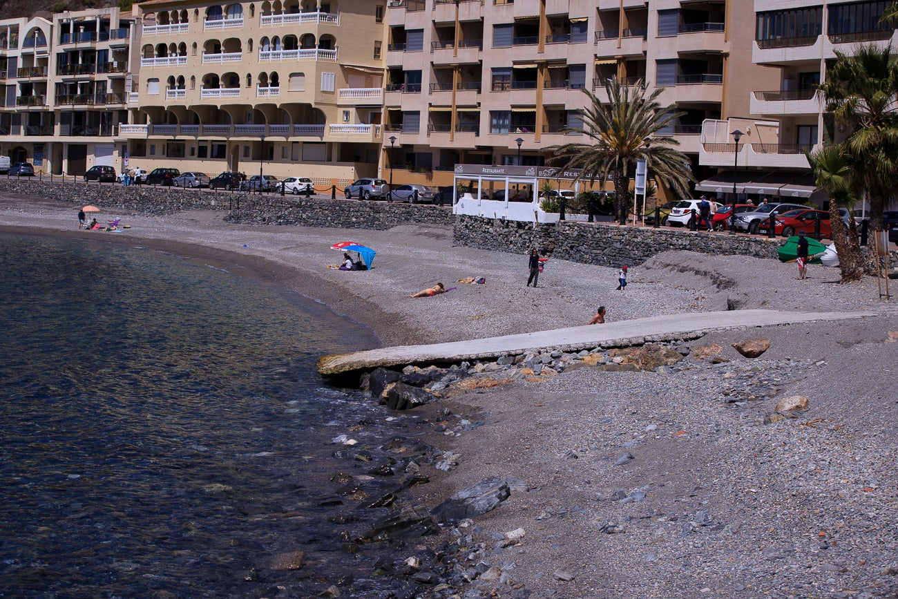 Visitamos Motril, Almuñécar, La Herradura y Castell para ver si nuestras playas están 'a punto' para una oleada de visitas