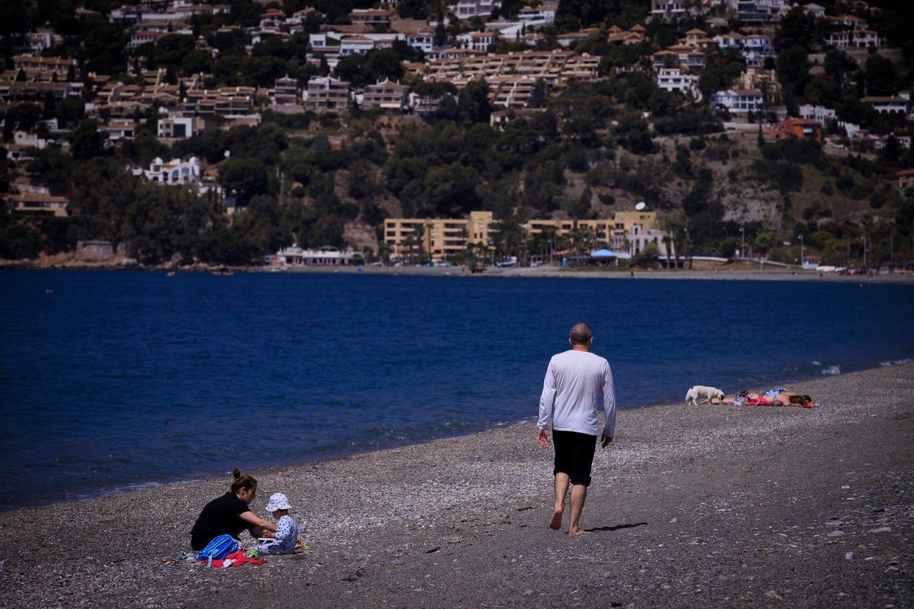Visitamos Motril, Almuñécar, La Herradura y Castell para ver si nuestras playas están 'a punto' para una oleada de visitas