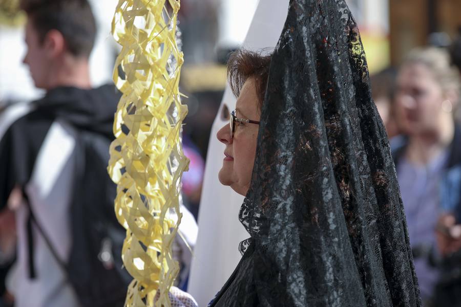 Muchísimo público y muchísimas ganas de disfrutar con una de las cofradías que más simpatías suscitan, y que el año pasado se tuvo que quedar en su templo por la lluvia
