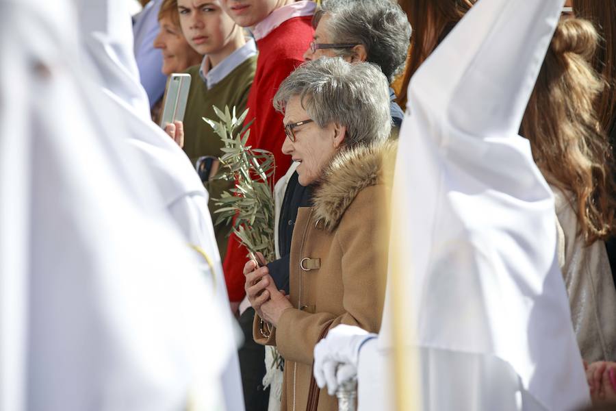 Muchísimo público y muchísimas ganas de disfrutar con una de las cofradías que más simpatías suscitan, y que el año pasado se tuvo que quedar en su templo por la lluvia