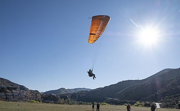 Uno de los 30 participantes en el campeonato intenta aterrizar sobre el círculo central. 
