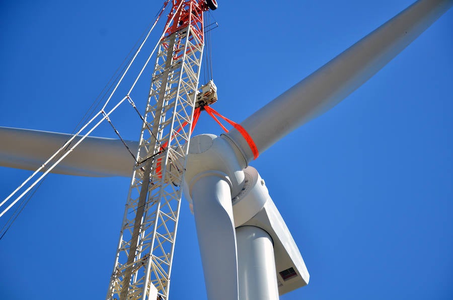 Durante toda una semana la empresa responsable de esta actuación intentó colocar las aspas a este coloso de la energía eólica, un prototipo cuyas palas son hechas en Granada