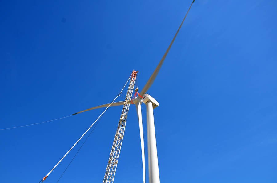 Durante toda una semana la empresa responsable de esta actuación intentó colocar las aspas a este coloso de la energía eólica, un prototipo cuyas palas son hechas en Granada