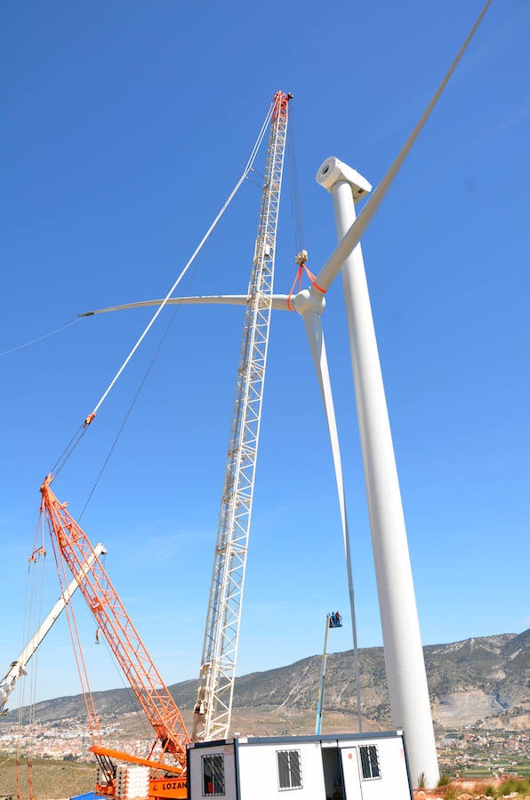 Durante toda una semana la empresa responsable de esta actuación intentó colocar las aspas a este coloso de la energía eólica, un prototipo cuyas palas son hechas en Granada