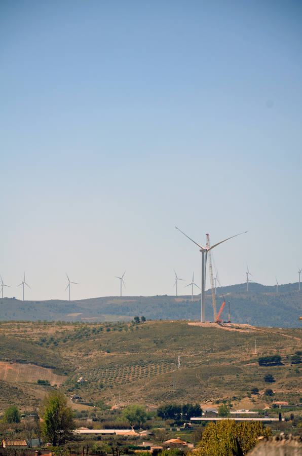 Durante toda una semana la empresa responsable de esta actuación intentó colocar las aspas a este coloso de la energía eólica, un prototipo cuyas palas son hechas en Granada